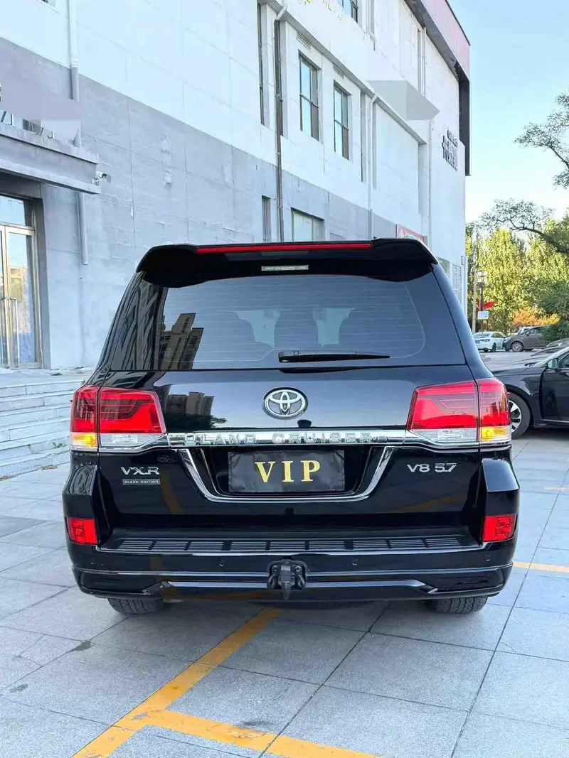 Vehicle photo 5
