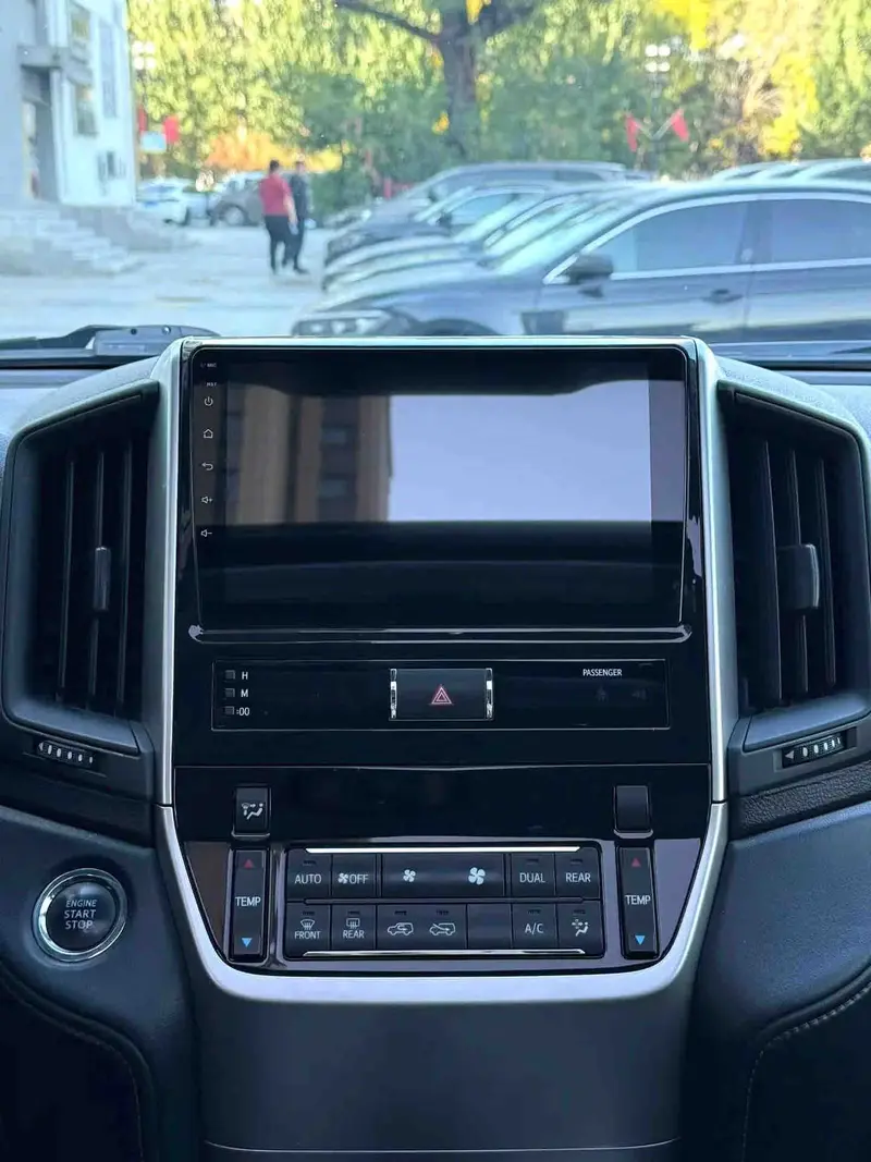 Vehicle photo 6