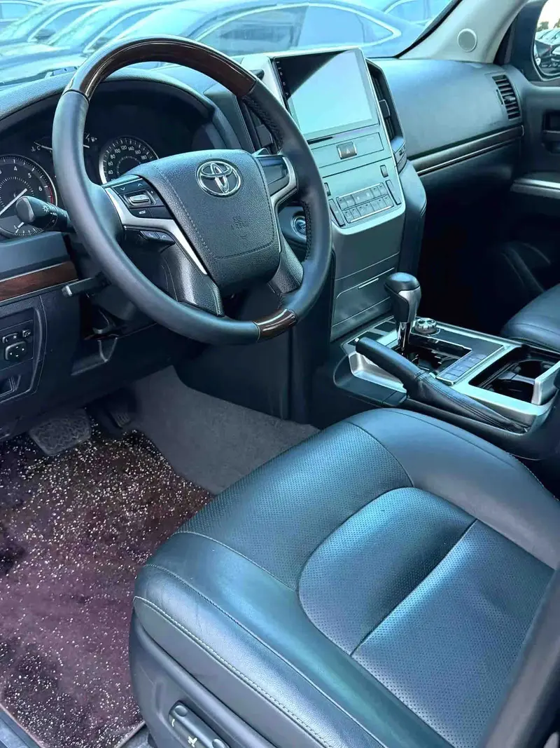 Vehicle photo 8