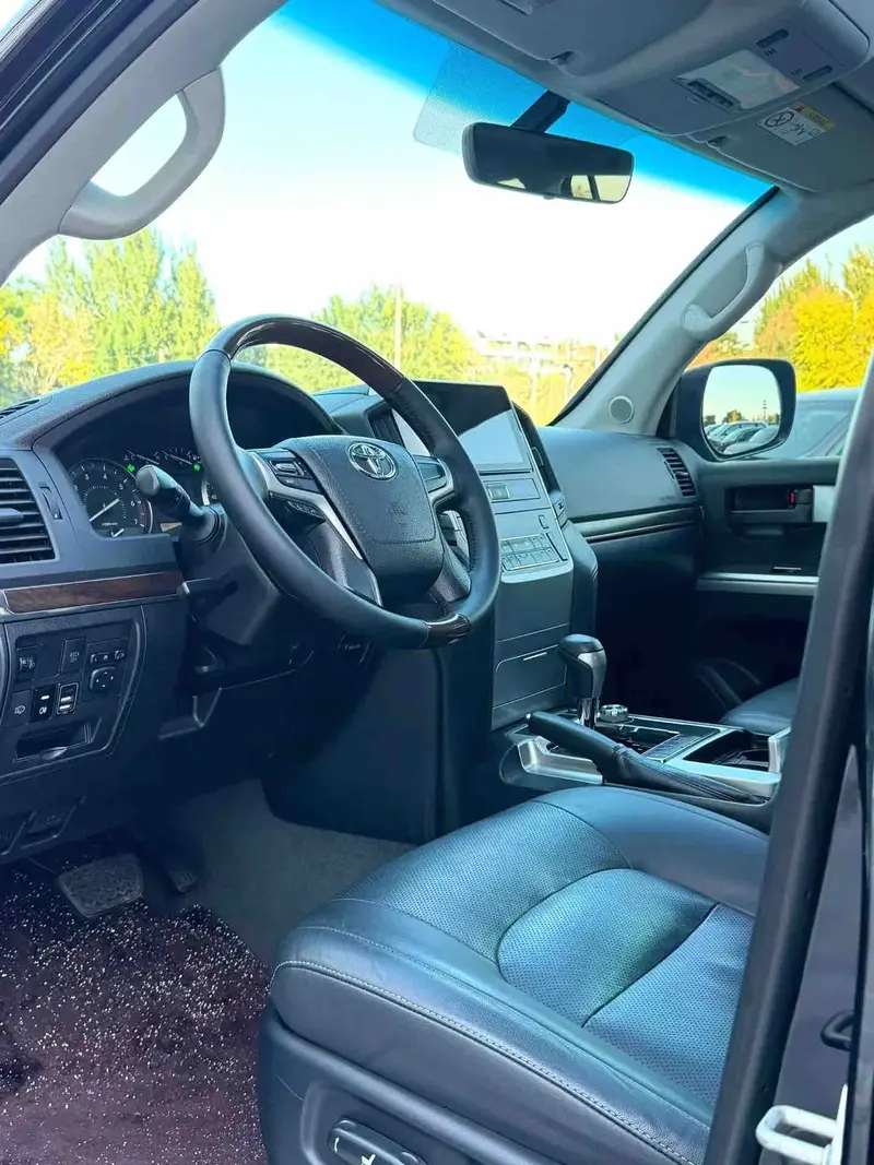 Vehicle photo 9