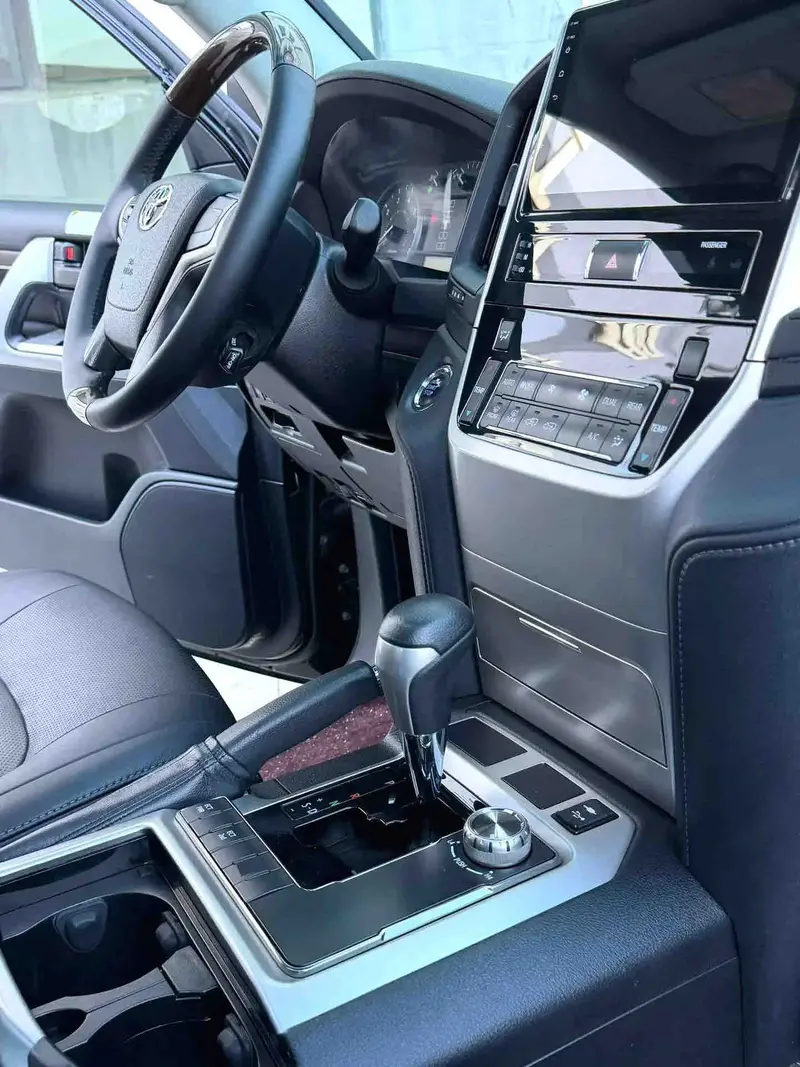 Vehicle photo 10
