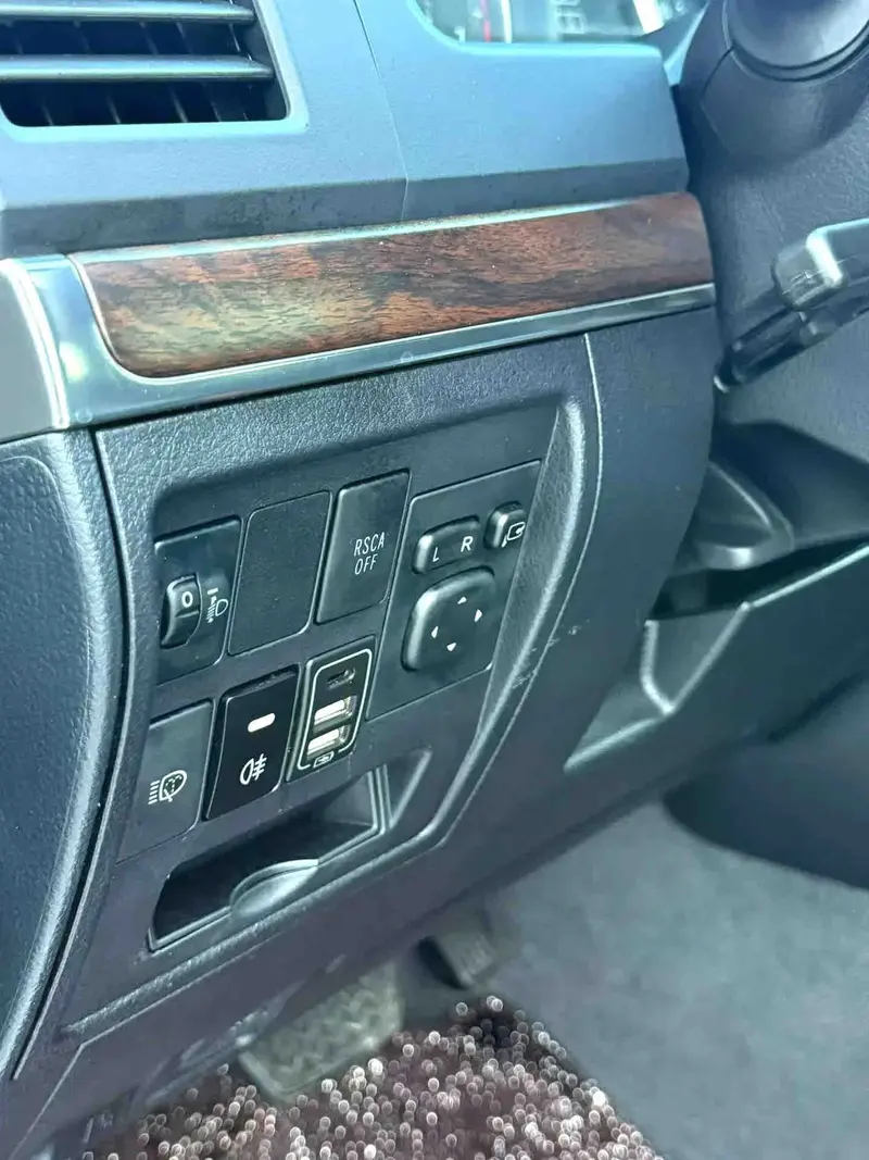 Vehicle photo 11