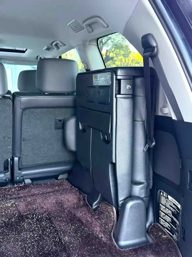 Vehicle photo 12