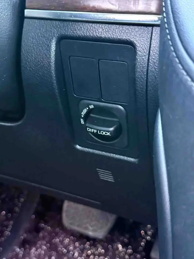 Vehicle photo 13
