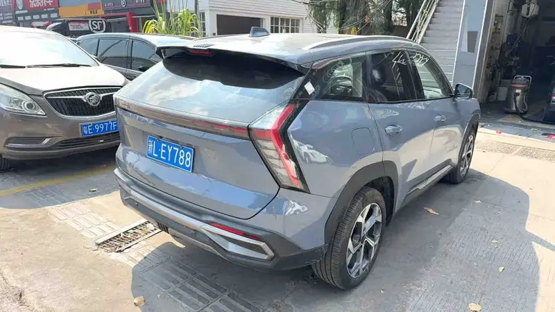 Vehicle photo 4