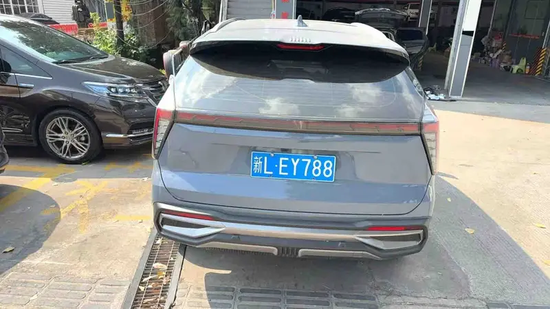Vehicle photo 6