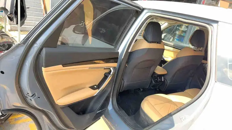 Vehicle photo 7