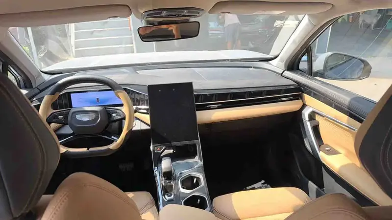 Vehicle photo 8