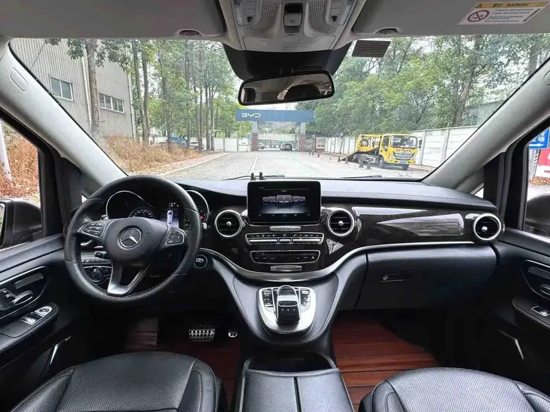 Vehicle photo 7