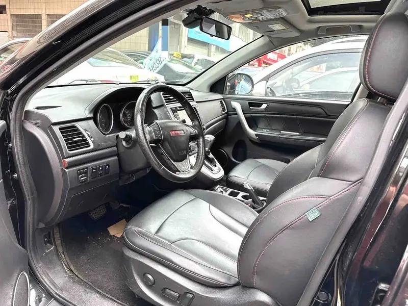 Vehicle photo 5