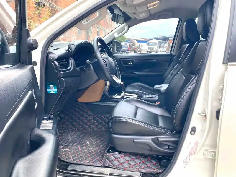 Vehicle photo 3