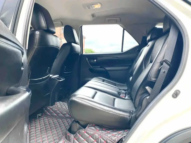 Vehicle photo 4