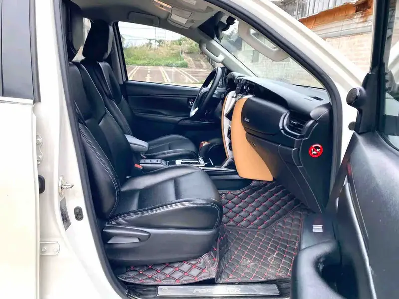 Vehicle photo 5