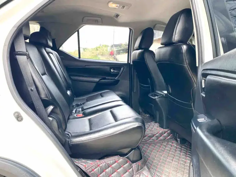 Vehicle photo 6
