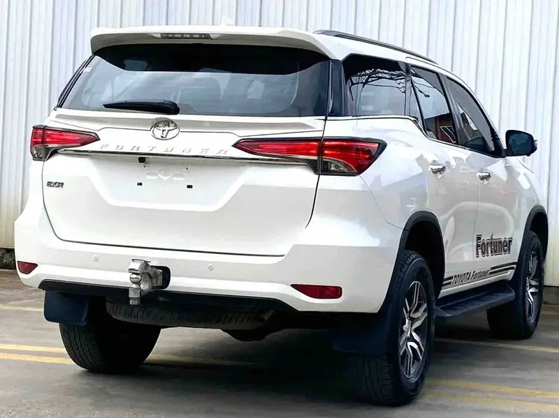Vehicle photo 7