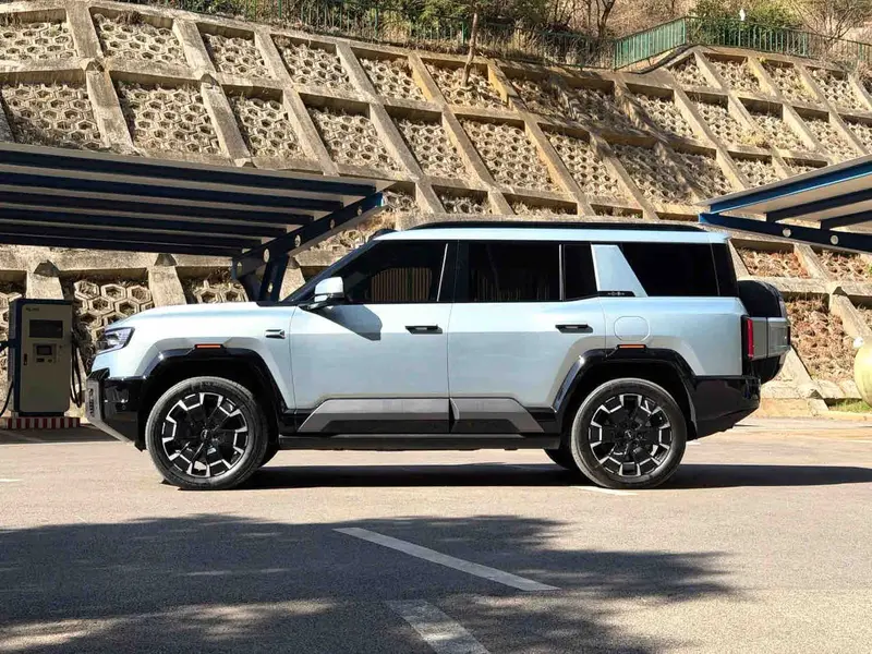 Vehicle photo 4