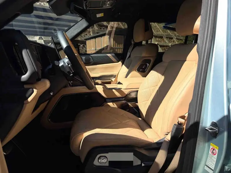 Vehicle photo 10