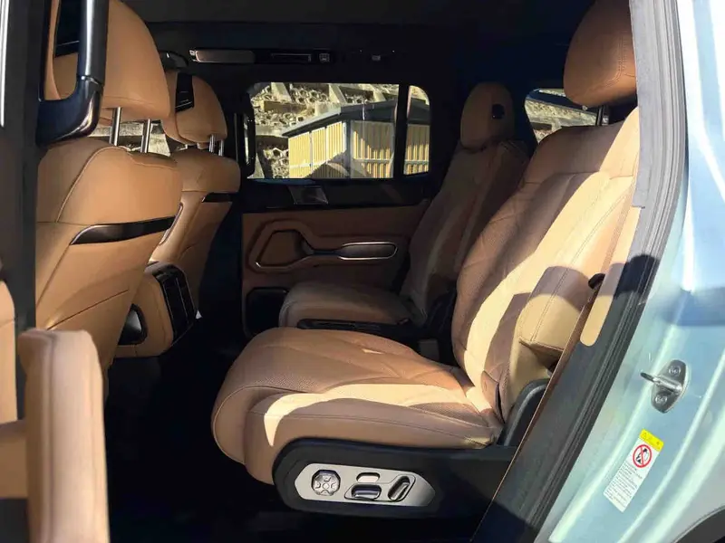 Vehicle photo 11