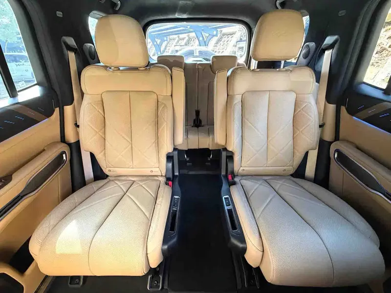 Vehicle photo 12