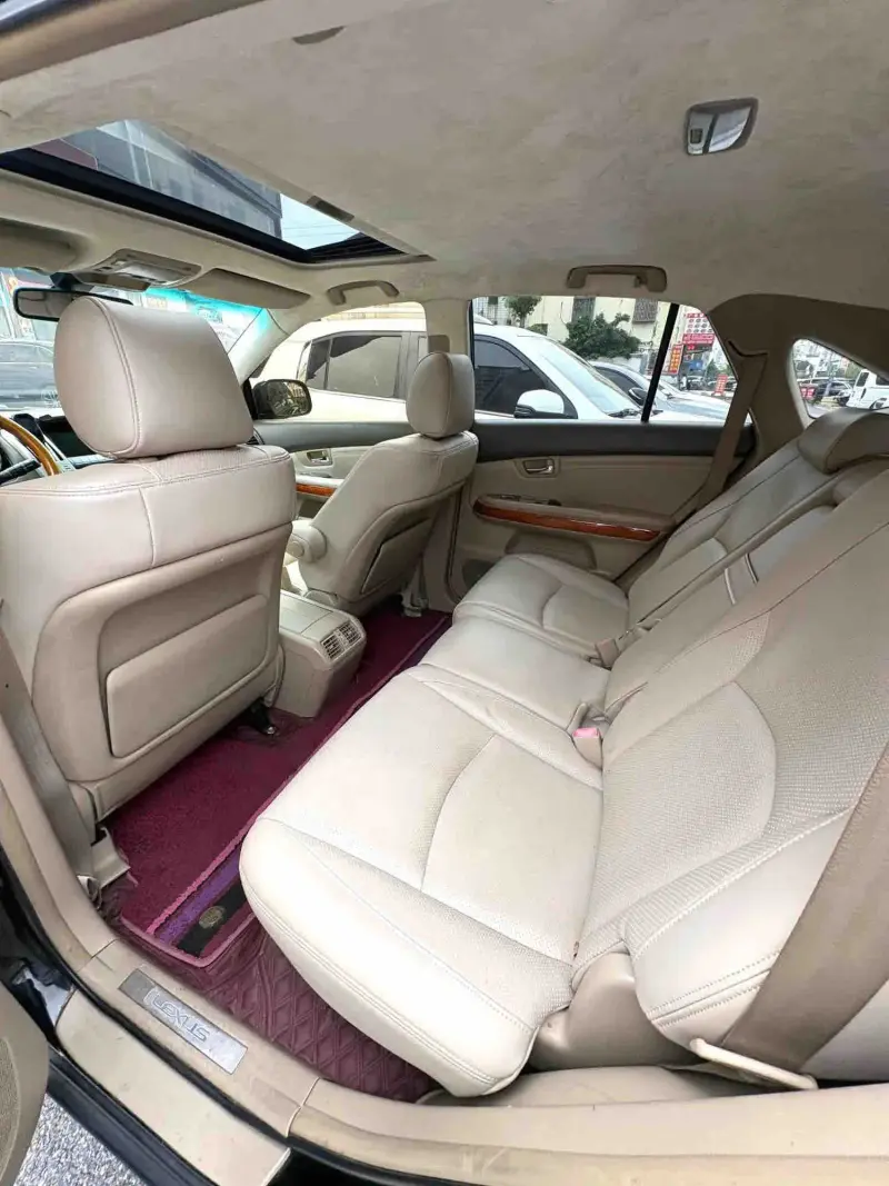 Vehicle photo 7