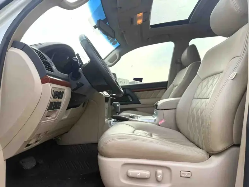 Vehicle photo 4