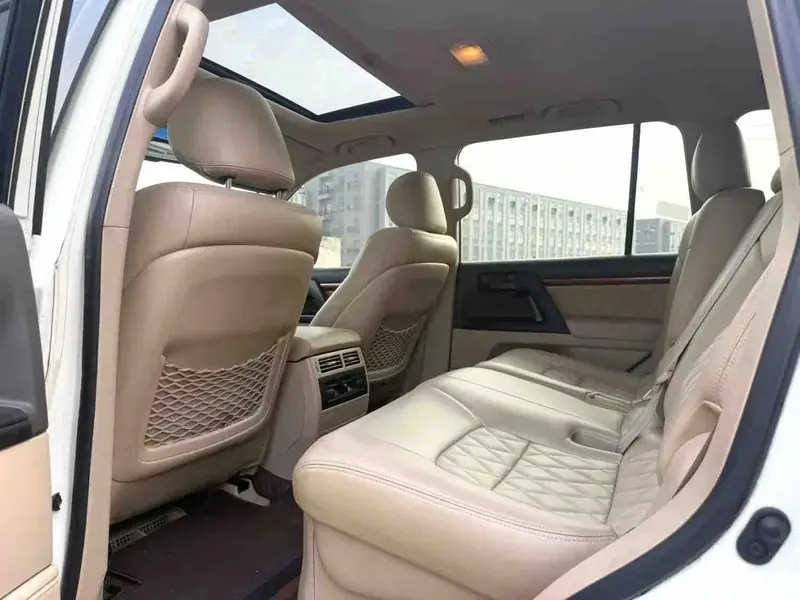 Vehicle photo 5