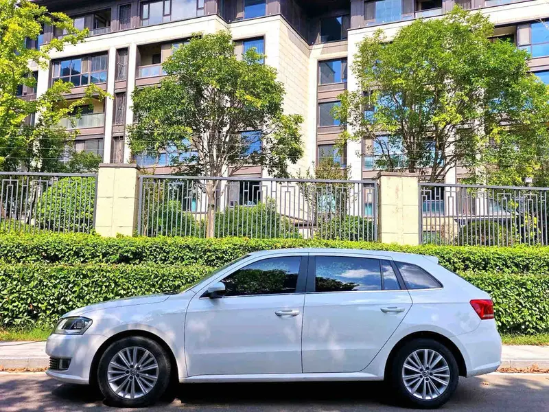 Vehicle photo 7