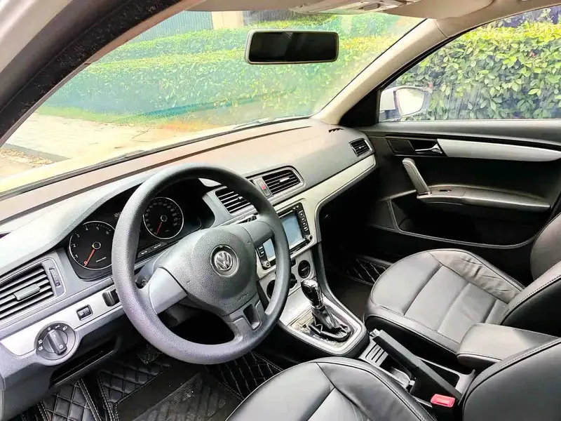 Vehicle photo 9