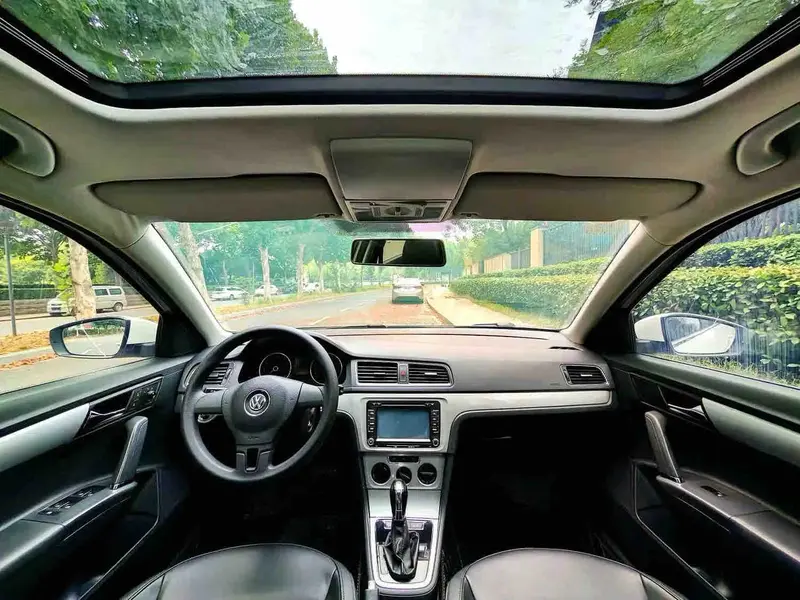 Vehicle photo 10