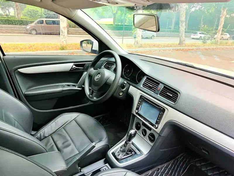Vehicle photo 11