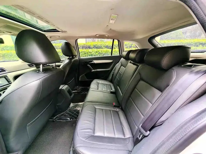 Vehicle photo 12