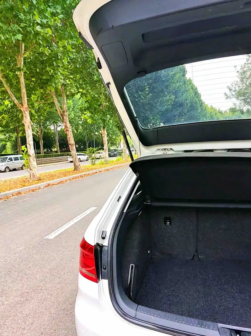 Vehicle photo 13