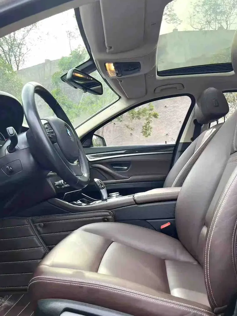 Vehicle photo 7