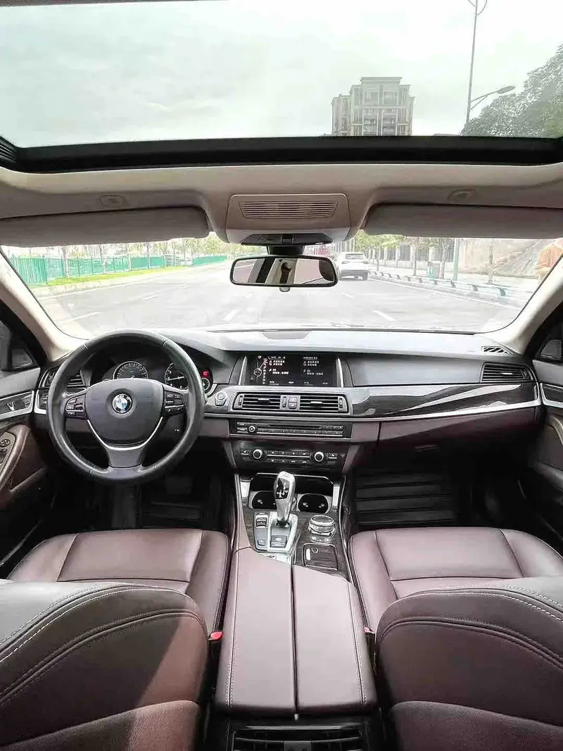 Vehicle photo 8