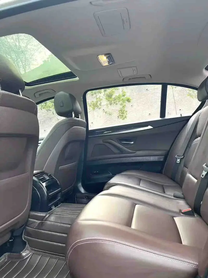 Vehicle photo 9