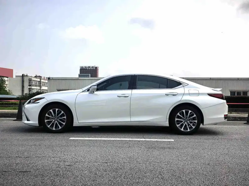Vehicle photo 3