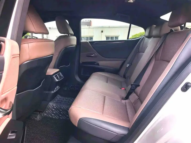 Vehicle photo 6