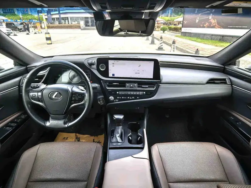 Vehicle photo 7