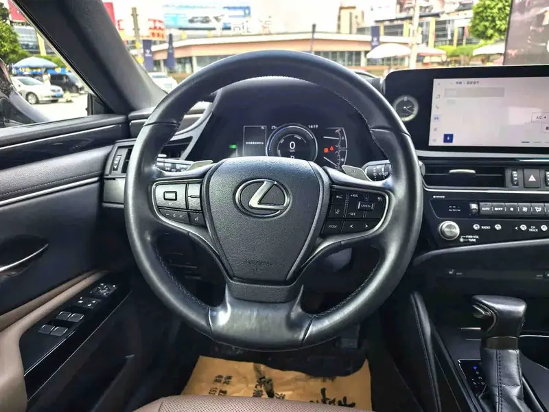Vehicle photo 8