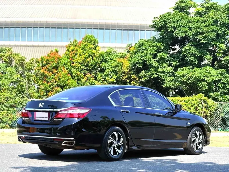 Vehicle photo 5