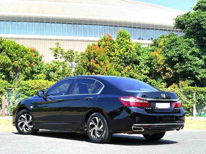 Vehicle photo 6