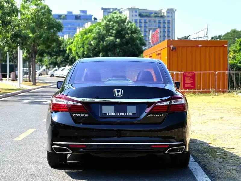 Vehicle photo 7