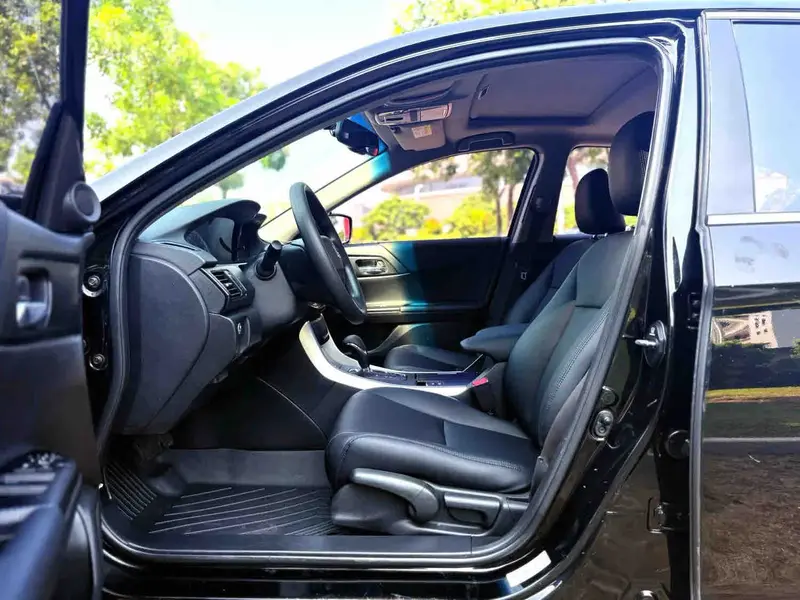 Vehicle photo 8