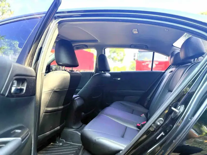Vehicle photo 9