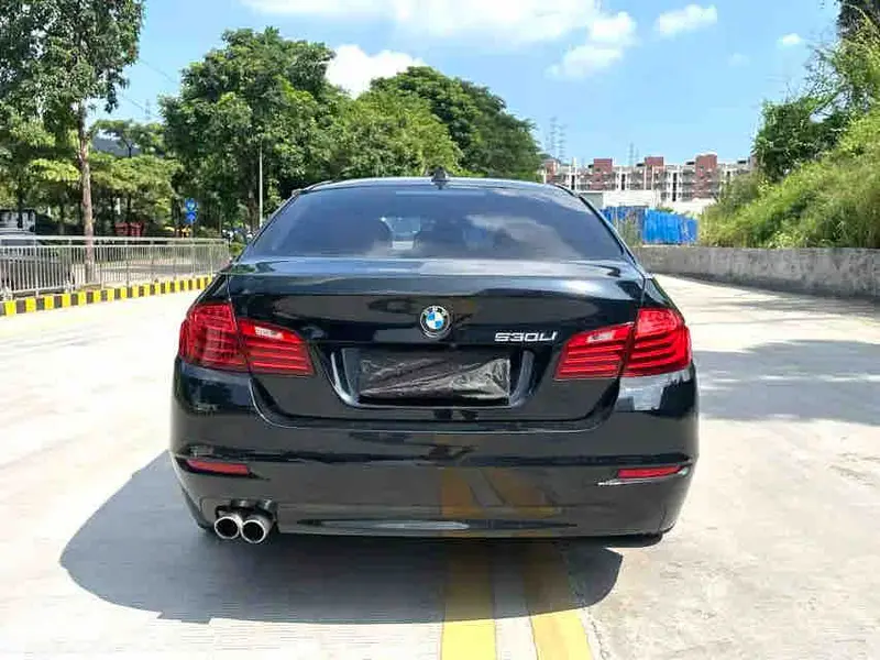 Vehicle photo 5