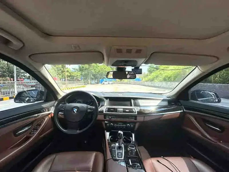 Vehicle photo 7