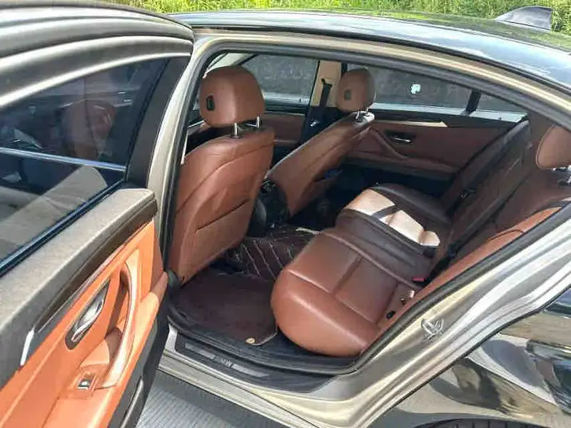 Vehicle photo 9
