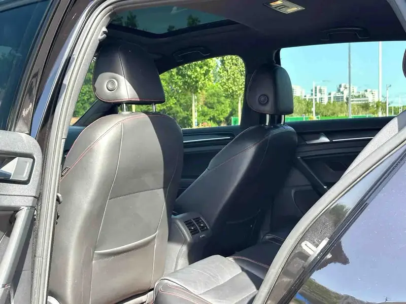 Vehicle photo 8