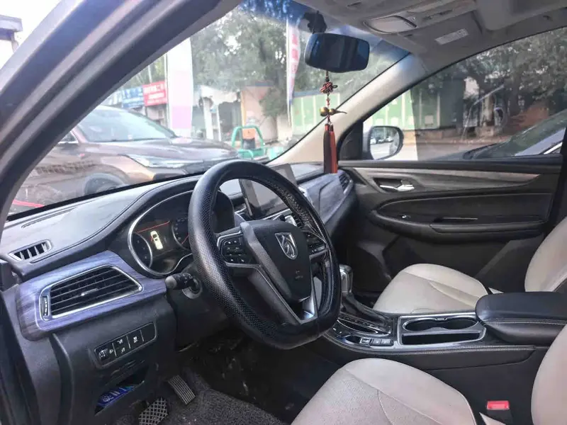 Vehicle photo 5