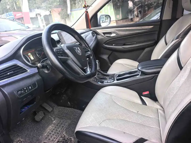 Vehicle photo 6